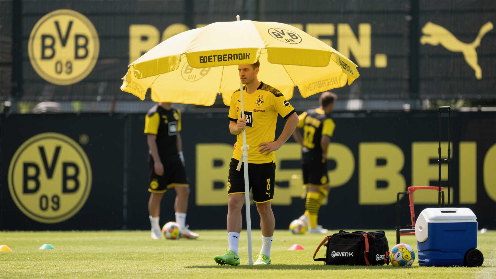 罕见画面,多特蒙德替补席撑伞抵挡烈日 罕见画面,多特蒙德替补席撑伞抵挡烈日
